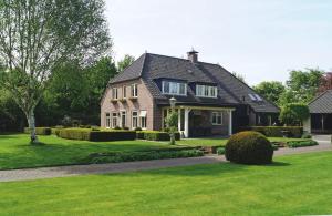 una casa con un césped verde delante de ella en Eersel's Groen, en Eersel