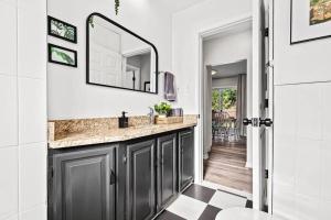 un bagno con lavandino e specchio di New! Warm & Cozy 3BR w/ Hot Tub, Firepit & BBQ! a Mount Clemens Altre 19 foto
