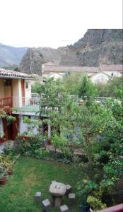 un jardín con un taburete en el patio de una casa en Hospedaje La Ñusta, en Ollantaytambo