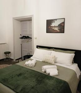 - une chambre avec un grand lit et des serviettes dans l'établissement Rome - Termini House, à Rome