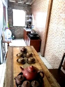 eine Küche mit Töpfen und Pfannen auf einem Herd in der Unterkunft Semar88 Guest House in Balong