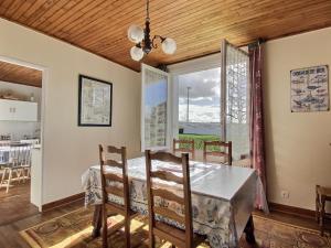 a dining room with a table and chairs and a window at Maison d'Ys à 500 m de la plage in Saint-Nic