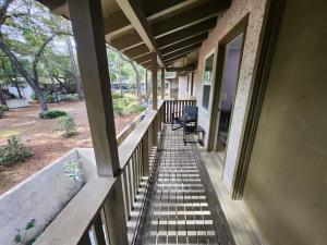 eine Veranda eines Hauses mit zwei Stühlen darauf in der Unterkunft Modern Island Serenity!-Pet-Friendly villa in Hilton Head Island