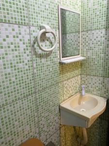 a bathroom with a sink and a mirror at Planeta Verde Apartamentos in Itacaré