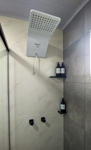 y baño con ducha y cabezal de ducha. en Studio 307 - Próximo ao centro de São Francisco de Paula en São Francisco de Paula