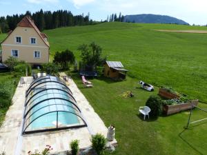 Bazén v ubytování Ferienhaus Wohleser nebo v jeho okolí