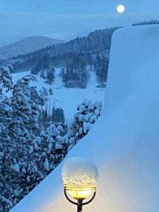 科尔别卢夫Cerla Korbielów的山底下有雪覆盖的街道灯 更多58张照片