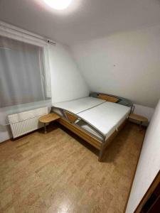 Ένα ή περισσότερα κρεβάτια σε δωμάτιο στο Ferienwohnung Frittlingen ruhig