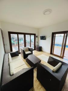 ein Wohnzimmer mit 2 Sofas und einem TV in der Unterkunft Pousada Casa Paraiso in Jijoca de Jericoacoara