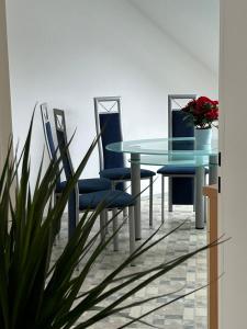 una sala da pranzo con tavolo e sedie blu di GardenApartment a Francoforte sul Meno