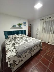 Rúm í herbergi á Sítio com piscina e churrasqueira