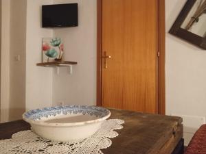 a bowl sitting on top of a table at Bed And Breakfasts LA CASETTA in Terranova di Pollino