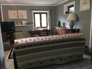 - une chambre avec un lit, un bureau et une fenêtre dans l'établissement La casa del bosco, à Aoste