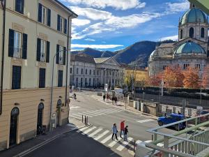 Eine Gruppe von Menschen überquert eine Straße in einer Stadt in der Unterkunft The window on the theatre and the cathedral - Luxury apartment in Como + 37 Fotos