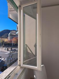ein Fenster an der Seite eines Gebäudes in der Unterkunft The window on the theatre and the cathedral - Luxury apartment in Como