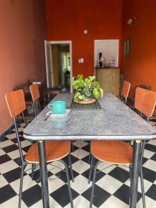 Una cocina o cocineta en Downtown Room