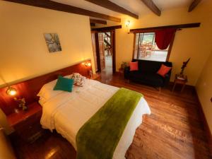 1 dormitorio con 1 cama grande y 1 sofá en Ecoterra Inka Lodge, en Quillabamba