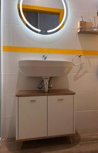 W łazience znajduje się umywalka i lustro. w obiekcie Work Room - kasasbenas w mieście Benasque