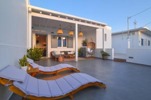une grande terrasse avec un canapé dans une maison dans l'établissement Mavromata's Cozy Apartment, à Triovasálos