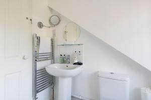 Vannituba majutusasutuses Beautiful cottage style 3-bed By Valore Property Services +24 fotot