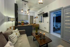 - un salon avec un canapé et une table dans l'établissement Mavromata's Cozy Apartment, à Triovasálos