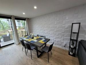 ein Esszimmer mit einem Tisch und einigen Stühlen in der Unterkunft Contemporary bliss-newly renovated cozy villa! in Hilton Head Island