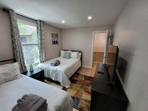 ein Schlafzimmer mit zwei Betten und einem Fenster in der Unterkunft Contemporary bliss-newly renovated cozy villa! in Hilton Head Island + 76 Fotos