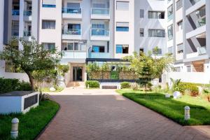 an apartment building with a driveway in front of it at Appartement Duplex G1 in Casablanca