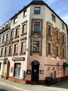 un edificio al lado de una calle en Zentral und ruhig in Auerbach, en Auerbach