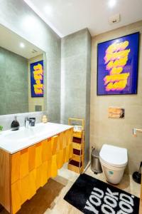 y baño con lavabo y aseo. en Appartement Duplex G1 en Casablanca