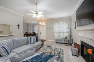 Posezení v ubytování Spacious Brick House 3BR 2BA A+