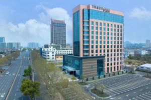 余姚余姚万枫酒店­­的城市高层建筑的鸟瞰图