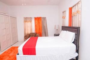 Tempat tidur dalam kamar di Suzette Guesthouse Accommodations