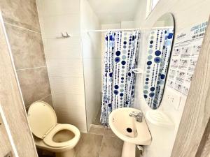 y baño con aseo y lavamanos. en Caribbean Venture Apto 901- Rodadero, Santa Marta, en Santa Marta