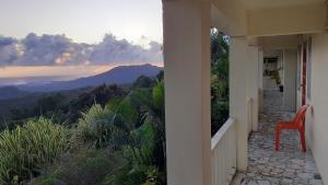 uma varanda de uma casa com vista para as montanhas em Dave Parker Eco Lodge Hotel em Apia