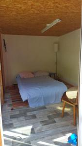 um quarto com uma cama num quarto com um tecto em Abri de jardin aménagé, chambre Camping Glamour em Lalaye