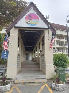 ein Gebäude mit einem Schild auf der Vorderseite in der Unterkunft PD Seaview Corus Paradise Lagoon in Port Dickson