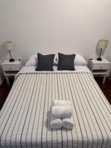 Кровать или кровати в номере Depto Peatonal Mendoza