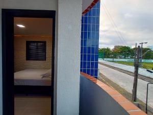 een kamer met een bed en uitzicht op een straat bij Praia do Bessa, Caribessa - Quarto Privativo - Conforto, Paz e Sossego, excelente para descansar, trabalhar ou estudar in João Pessoa