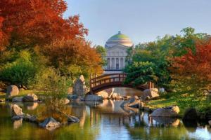 un puente sobre un río con un edificio al fondo en Prime Location! 3BRGem near University of Chicago, en Chicago