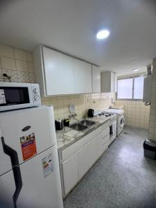 Кухня или мини-кухня в Depto Peatonal Mendoza
