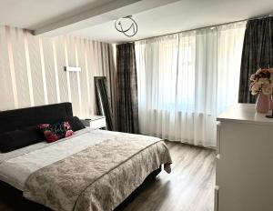 1 dormitorio con cama y ventana grande en Ferienwohnung Appartamento Da Vinci en Eisenach