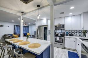 フェニックスにあるModern Home-Downtown-3 Bedroom- King Bedの白いキャビネットと大きな島のあるキッチン