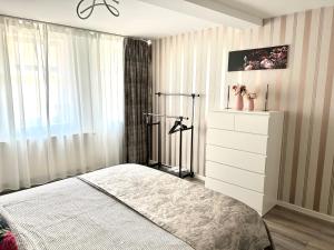 a bedroom with a bed and a window at Ferienwohnung Appartamento Da Vinci in Eisenach
