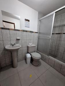 ein Bad mit einem WC, einer Dusche und einem Waschbecken in der Unterkunft Casa Wayra Cajamarca in Cajamarca