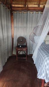 een slaapkamer met een bed en een tafel met een bed. bij Experiencia Casa Blanca in Dzilam de Bravo