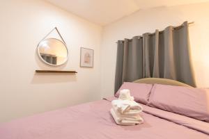 Postel nebo postele na pokoji v ubytování Whitehaus BnB