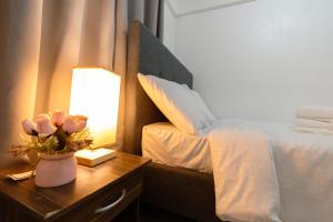 Postel nebo postele na pokoji v ubytování Whitehaus BnB