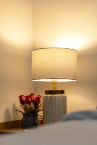 Postel nebo postele na pokoji v ubytování Whitehaus BnB