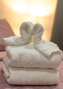 two towel swans sitting on top of a pile of towels at Whitehaus BnB in Bais
